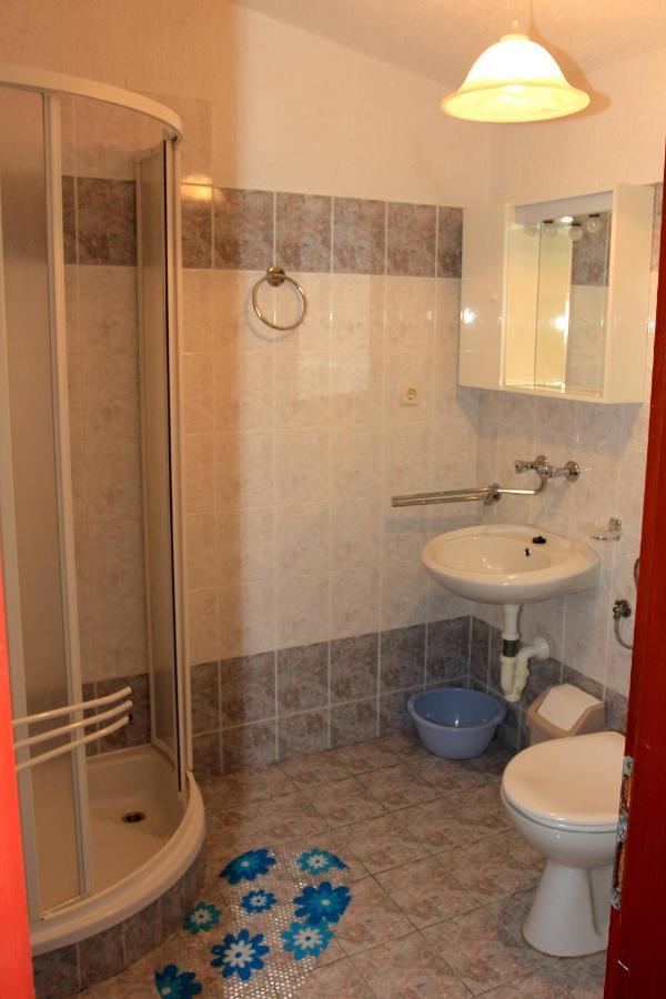 Apartments By The Sea Mandre, Pag - 8655 Kolan Exterior foto
